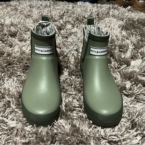 Smith and Hawkin gardening shoes